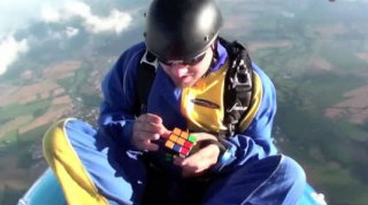 Zuhanó gumicsónakban rakta ki a Rubik-kockát