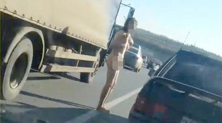 Meztelen nő az autópályán/Fotó: Youtube