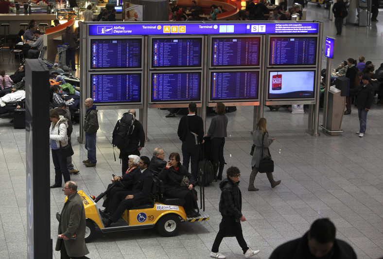 Pasażerowie na lotnisku we Frankfurcie w Niemczech