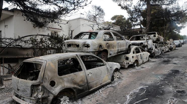 A pokoli tűzvészben már 82 ember vesztette életét, de még sok holttest lehet a kiégett területen és a romok alatt /Fotó: MTI/ EPA / Pantelis Saitas
