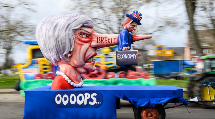 Theresa May 
brit kormányfő épp a gazdaságot nyársalja 
fel a hazugság 
miatt megnőtt
orrával /Fotó:GettyImages