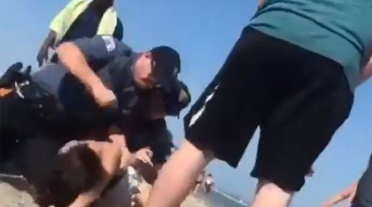 A 20 éves lányt a rendőrök a homokba nyomták