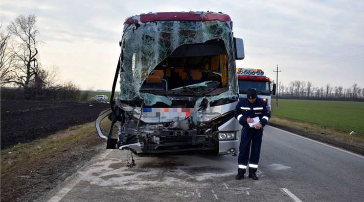 Kamion és busz ütközött a 86-os úton Jánossomorjánál /Fotó: Police.hu