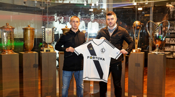 Nagy (balra, mellette a klub egyik 
vezetője) a 21-es 
mezt viseli 
majd a Legia 
együttesénél/Fotó:legia.com