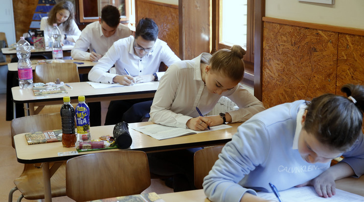 Diákok a történelem írásbeli érettségi vizsgán a fővárosi Szerb Antal Gimnáziumban / Fotó: MTI/Koszticsák Szilárd