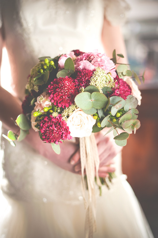 Różowo-kremowy bukiet ślubny z piwonii, róż i eukaliptusa w luźnej formie