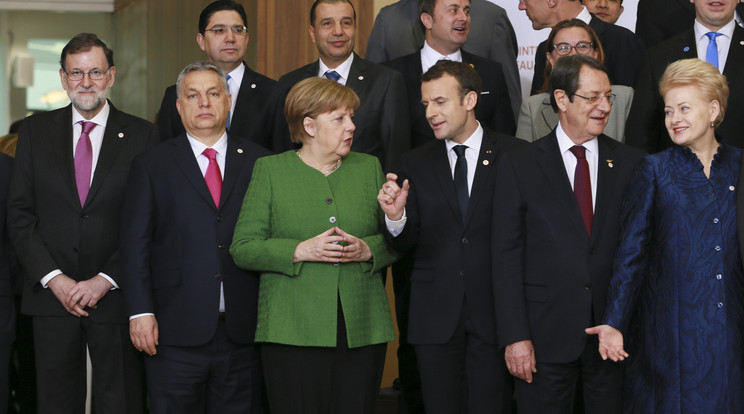 Orbán Viktor az EU-csúcs csoportfotózásán Angela Merkel német kancellár mellé került.
Nagyobb a nézetkülönbség 
köztük, mint azt Emmanuel Macron, francia
államfő mutatja /Fotó: MTI