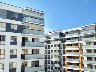 Analiza cen ofertowych mieszkań w 10 największych miastach Polski