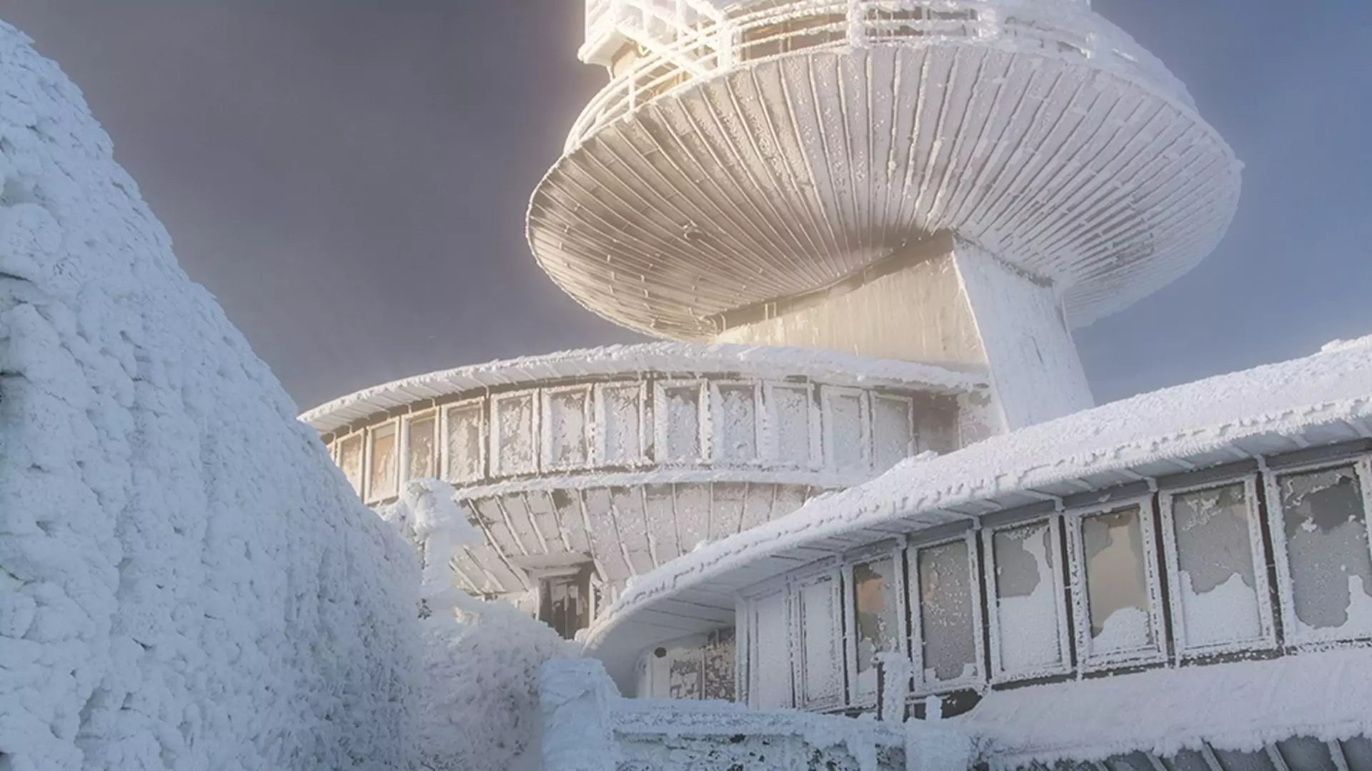Kosmiczny poranek na szczycie Śnieżki. Tak wygląda listopad w Karkonoszach