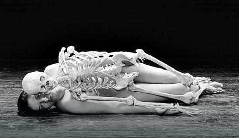 Sa kontroverznog performansa u Los Anđelesu: Marina Abramović ispod skeleta