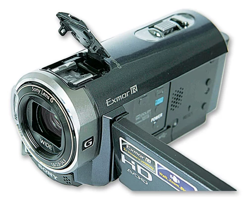 Kamery HD są coraz tańsze i coraz mniejsze. Brak miejsca na obudowie i oszczędności producentów sprawiają, że coraz więcej modeli nie ma uchwytu do montażu dodatkowych akcesoriów, takich jak zewnętrzny mikrofon czy lampa doświetlająca scenę. Nie zabrakło go jednak w najdroższej w teście kamerze Sony HDR-CX305