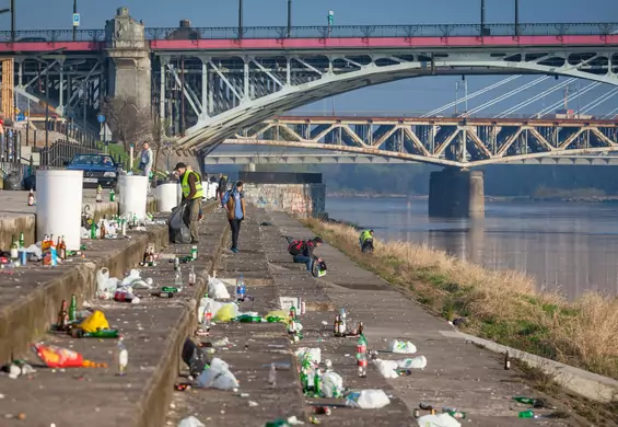 Eksperci alarmują: porzucanie śmieci nad wodą w Polsce stało się plagą. "Edukacja jest kluczowa"