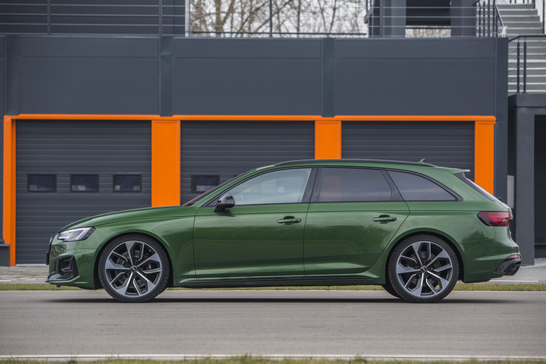 Audi RS4 Avant - kombi z ogniem w ...