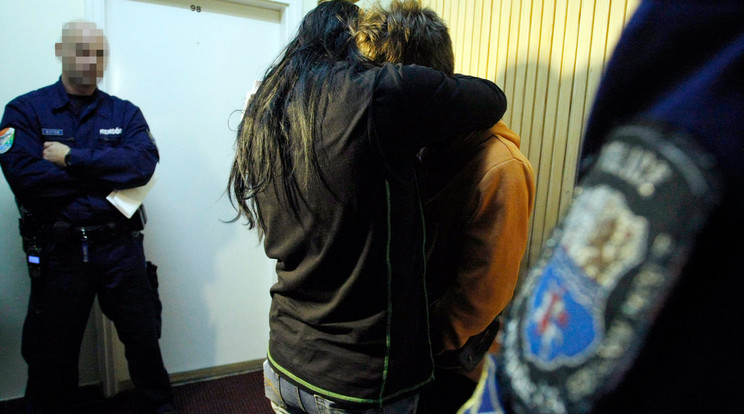 A letartóztatott fiát öleli át édesanyja a bíróság folyosóján / Fotó: MTI