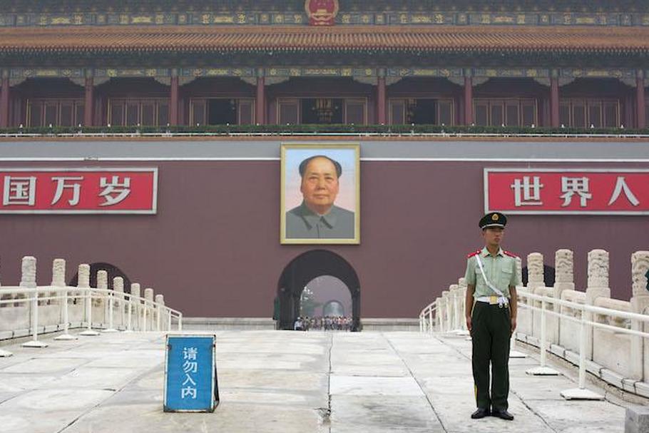 Chiński żołnierz przed Bramą Niebiańskiego Spokoju w Pekinie