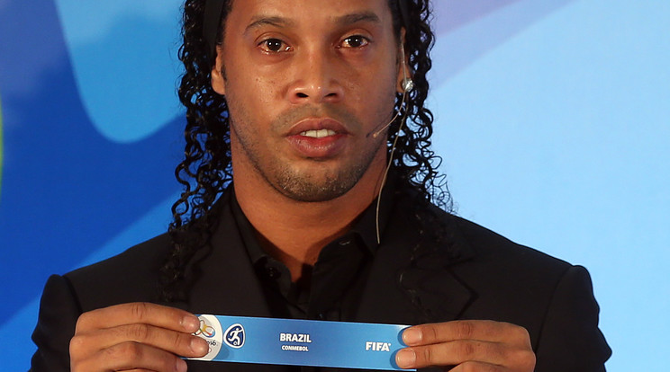 Ronaldinho keze szerencsét hozhat a braziloknak /Fotó: AFP