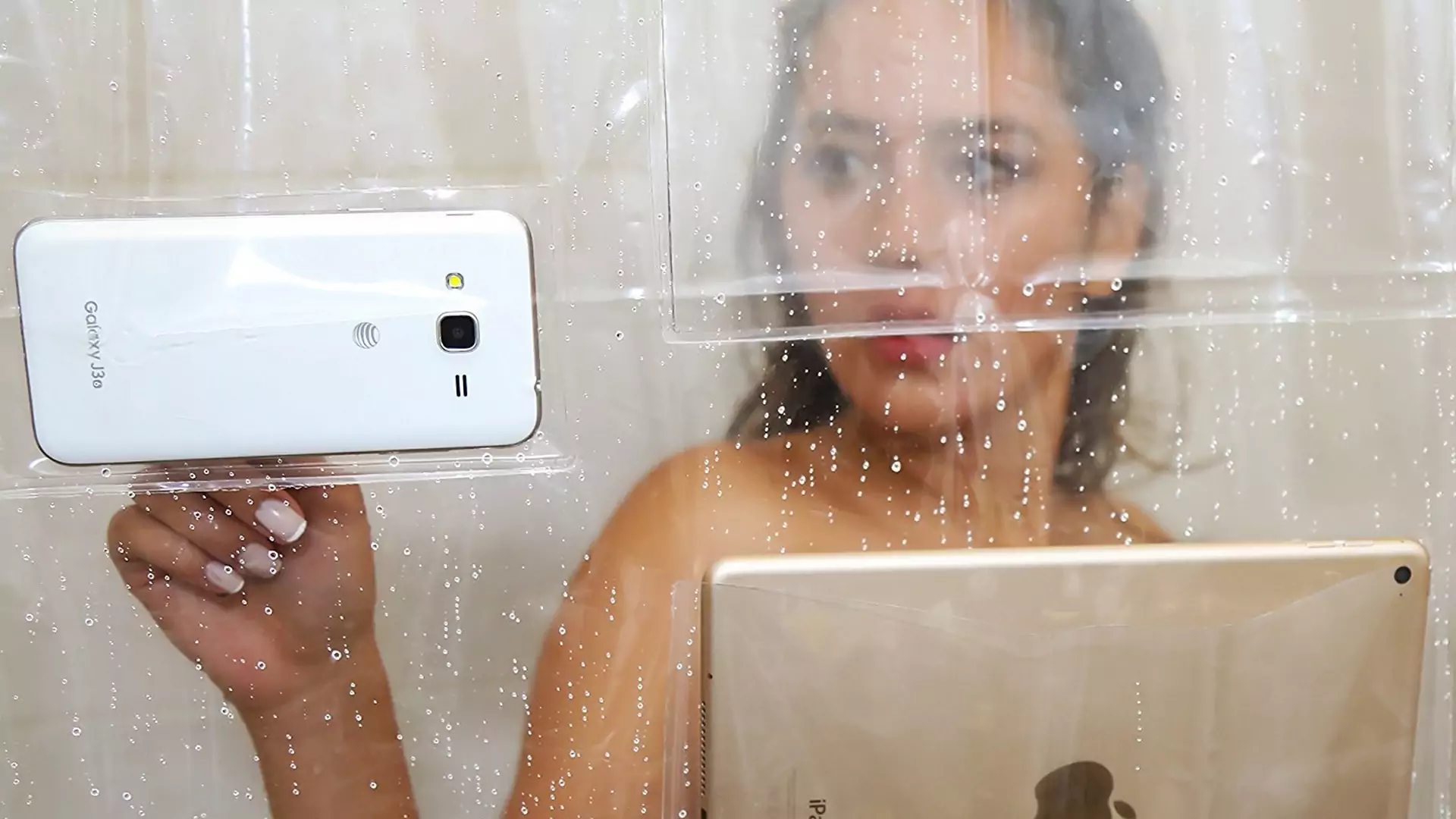 Zasłona prysznicowa z kieszonkami na smartfona i tablet. Ludzkość otrzymała kolejny niezbędny produkt