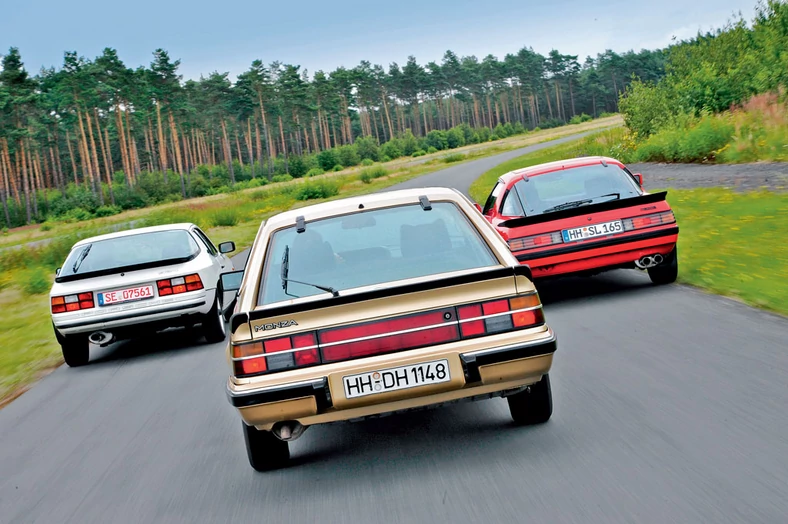 Porsche 924 wydaje się z testowanego trio najświeższym samochodem. Wciąż najlepiej znosi sportowe traktowanie, podczas gdy Mazda i Opel, przy mocniejszym wciśnięciu gazu, potrafią zaprotestować jakimś skrzypnięciem lub zgrzytaniem. 