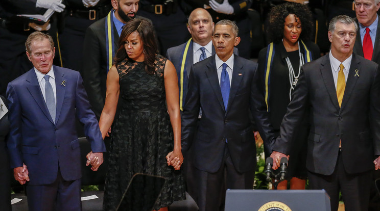 Michelle Obama rosszallóan nézte, ahogy
a volt elnök a kezét fogva táncikálni kezdett /Fotó: MTI