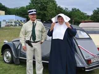 Żandarm i zakonnica. Hołd oddany Luisowi de Funesowi i jego filmowej postaci Żandarma. Tam także występował Citroen 2CV.