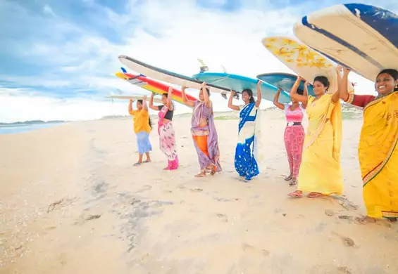 Dziewczyński klub surferski na Sri Lance to grupa, która na falach walczy o równouprawnienie