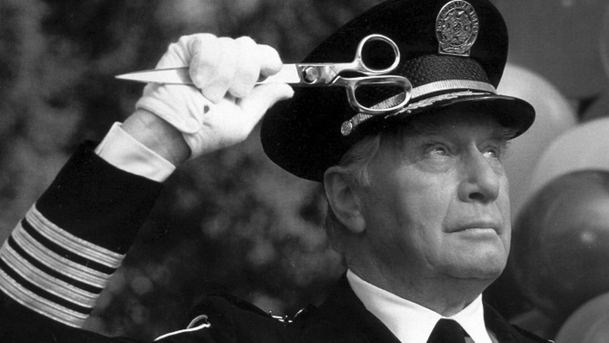 George Gaynes, najbardziej znany widzom z roli komendanta Lassarda w "Akademii policyjnej", nie żyje. Aktor zmarł w wieku 98 lat. George Gaynes pojawił się we wszystkich siedmiu częściach "Akademii policyjnej". Jego ostatni film to komedia "Nowożeńcy" z 2003 roku.