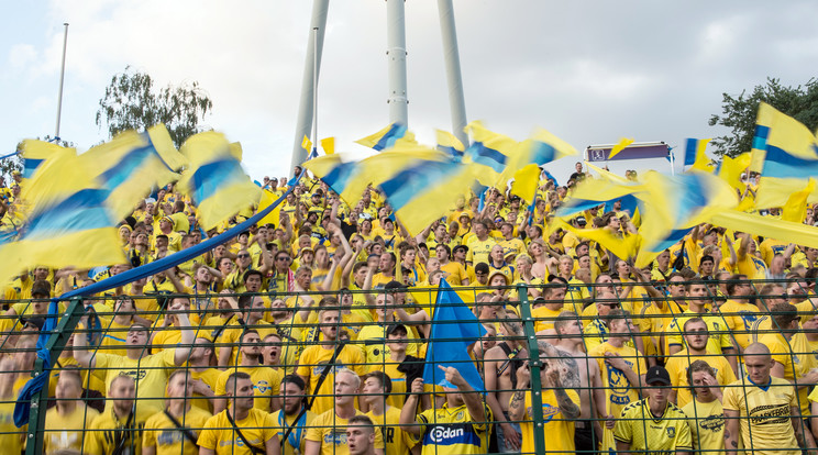 A segítőkész Bröndby szurkolók és az orvosi stáb gyors intézkedése mentette meg a férfi életét /Fotó: AFP