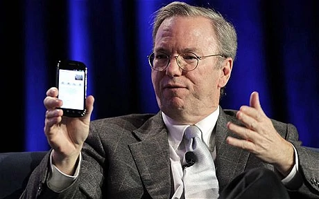 Eric Schmidt prezentuje kolejnego Nexusa na Web 2.0 Summit. Reuters.