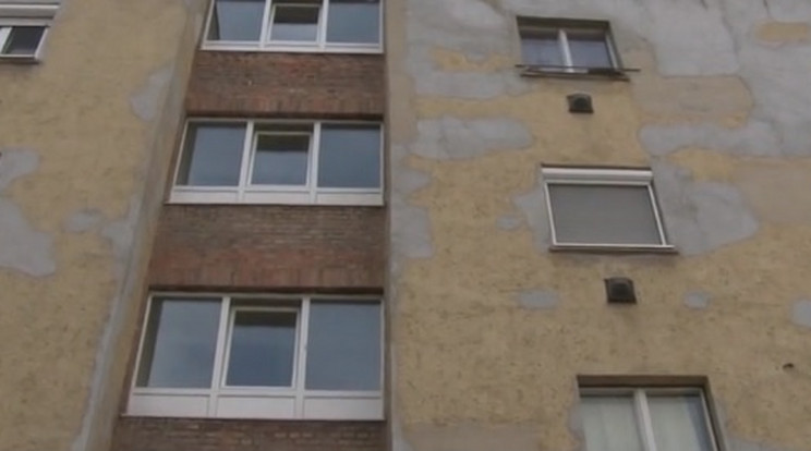 Ebben a miskolci lakóházban élt évekig halott élettársával egy miskolci férfi /Fotó: TV2