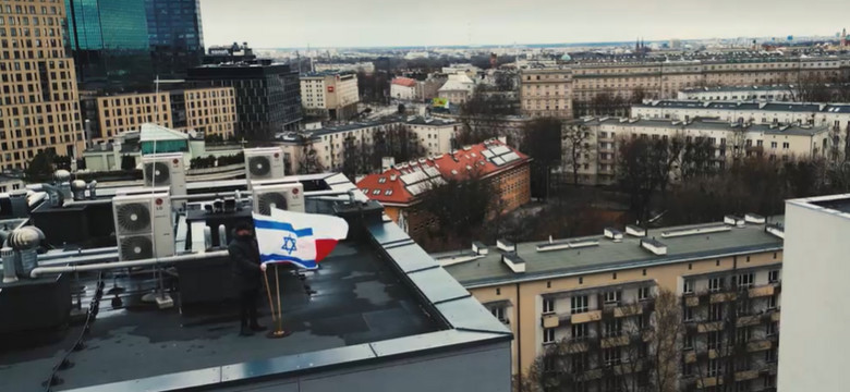 Polska i izraelska flaga nad dawnym gettem w Warszawie. Jak w czasie powstania