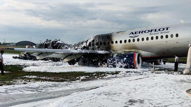 Moskwa: stewardessa otworzyła drzwi i pomogła w ewakuacji pasażerów