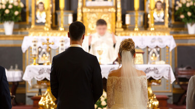 Spadają dochody księży, także te zarobione na udzielaniu ślubów. "Młodzi na wesele wydają krocie, a mi chcą skąpić"