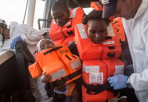 Statek Banksy'ego ratuje setki migrantów na morzu. Przeciążonej jednostce groziło zatonięcie
