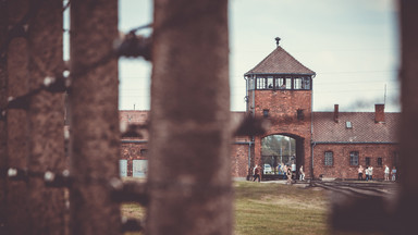 Skandaliczny gest przy bramie Auschwitz-Birkenau. Absurdalne tłumaczenie