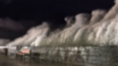 W nocy bulwar w Gdyni zalewały wielkie fale. Świetne ujęcia lokalnego fotografa