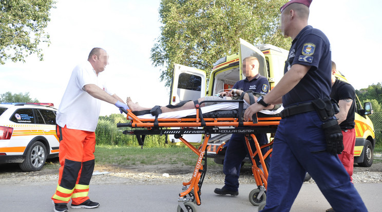 Miután a zsaruk elkapták Sz. Jánost (20), a mentők szállították el /Fotó: MTI/ Mihádák Zoltán 
