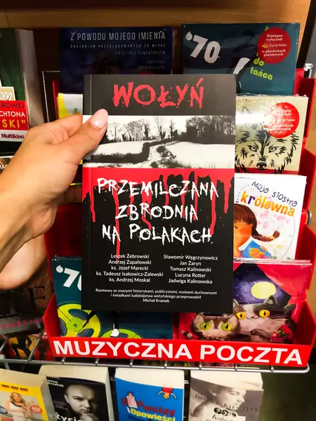 Przykuwające oko i budzące grozę okładki książek &quot;historyczno-patriotycznych&quot; umilają czekanie w kolejkach na Poczcie Polskiej