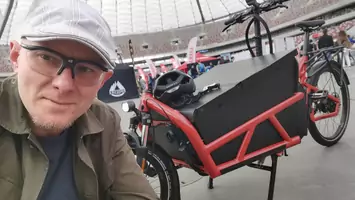 Elektryczny rower do wożenia dzieci albo bagażu. Czy to dobry sprzęt do miasta? Jeździłem i jestem pod wrażeniem