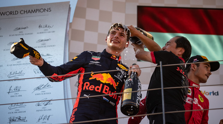 Max Verstappen ünnepelhetett a dobogón, az csak lapzárta után derült ki, hogy megbüntetik-e, és így Charles Leclerc kapja-e a 25 pontot/ Fotó: Getty Images
