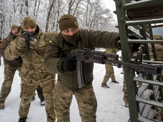 Żołnierze Gwardii Narodowej Ukrainy podczas ćwiczeń strzeleckich na jednym z poligonów w obwodzie charkowskim