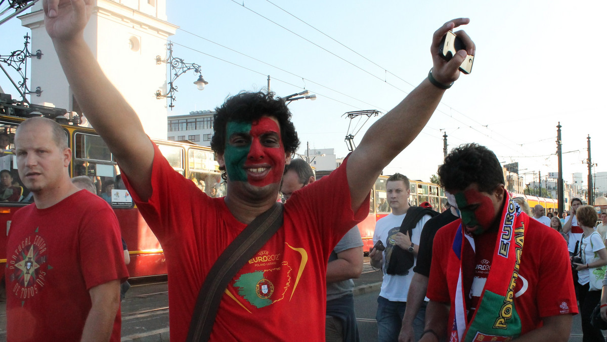 Kolorowo, głośno i międzynarodowo - tak było wczoraj na ulicach Warszawy. Po wygranym przez Portugalię meczu to kibice tej drużyny urządzili prawdziwą fiestę w centrum stolicy. Ale do świętowania przyłączyli się również wszyscy inni fani futbolu. Wszyscy razem bawili się do białego rana.