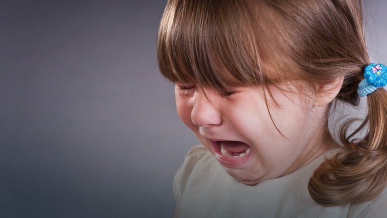 Znalezione obrazy dla zapytania krzyk dziecka za ojcem