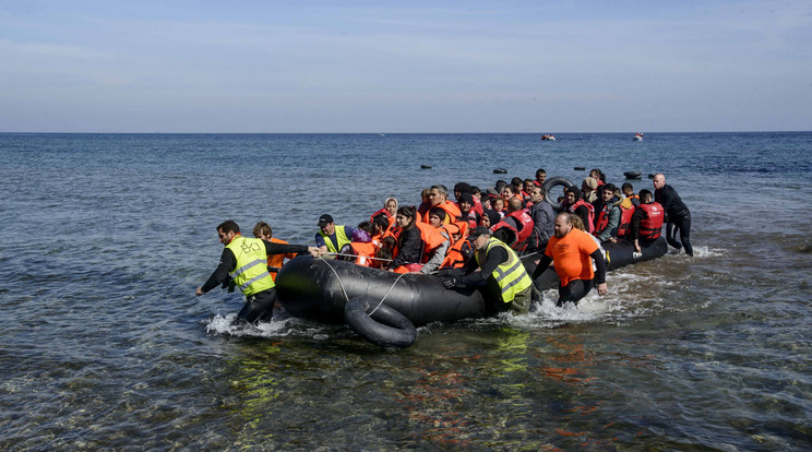 Több, mint 2600 menekültet mentettek ki a tengerből egy nap alatt / Fotó: AFP