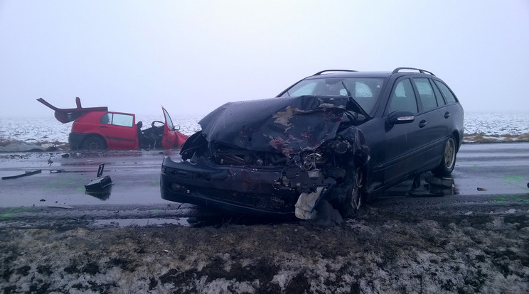 A Mercedes
áttért a szemközti sávba, és 
lelökte az útról az áldozatok autóját /Fotó: police.hu