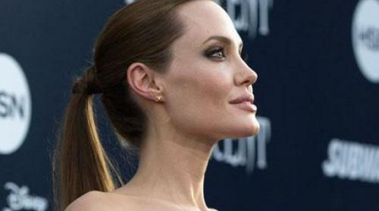Jócskán megnőtt Angelina Jolie melle!