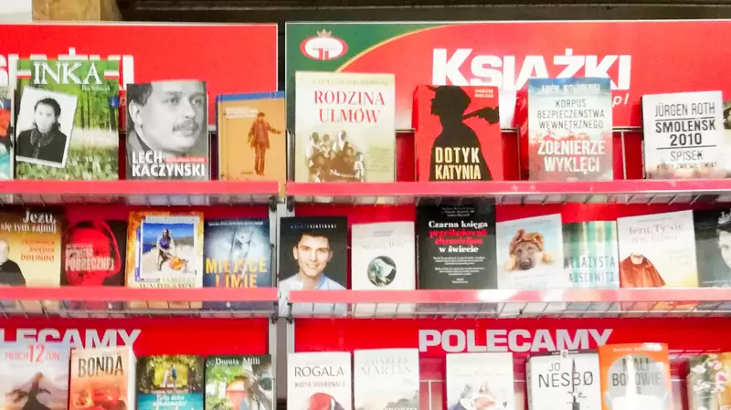 Półki z literaturą &quot;historyczno-patriotyczną&quot; na Poczty Polskiej