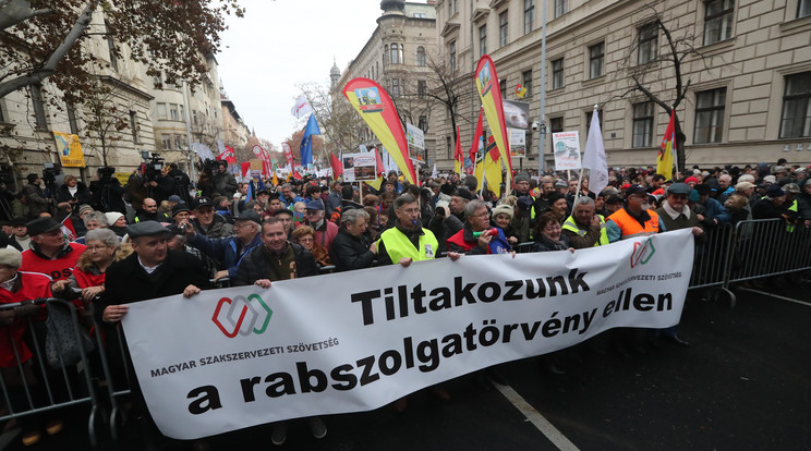 Több ezren vonultak a Parlament elé szombaton a túlmunkatörvény miatt tüntetve / Fotó: Weber Zsolt