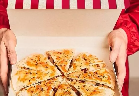 KFC prezentuje pizzę z kurczakiem w panierce. W Polsce dostępne są dwa smaki