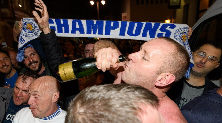 Óriási partit rendeztek a hétfői napon a Leicester drukkerei /Fotó: AFP