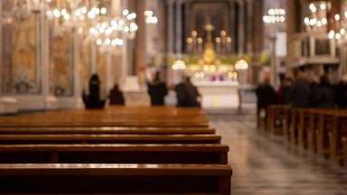 Czy dziecko może mieć w kościele czapkę na głowie? Ksiądz nie ma wątpliwości